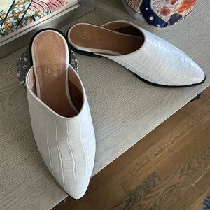 *NIB* Seychelles Impersonate Croco Mule in White